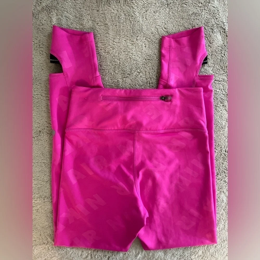 NWOT Women’s Nike graphic fire pink 7/8 workout leggings, size XS